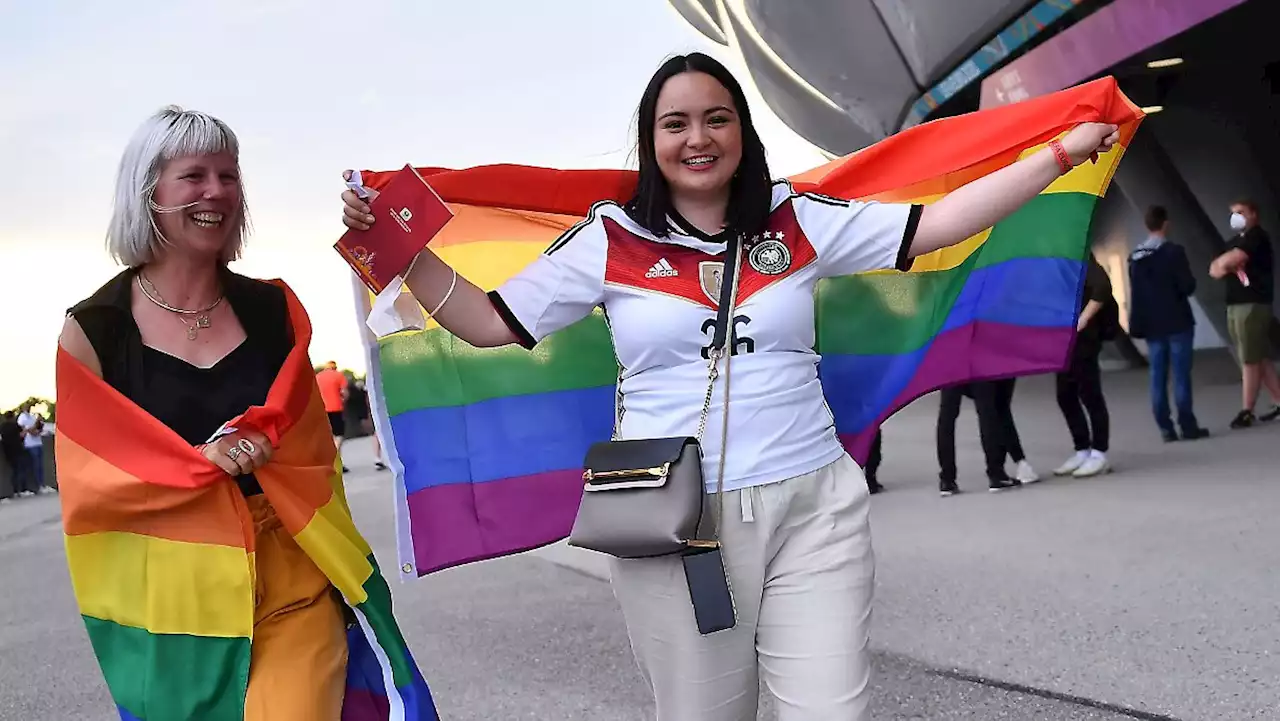 'Angriffe bei WM wegen Regenbogenfahnen möglich'