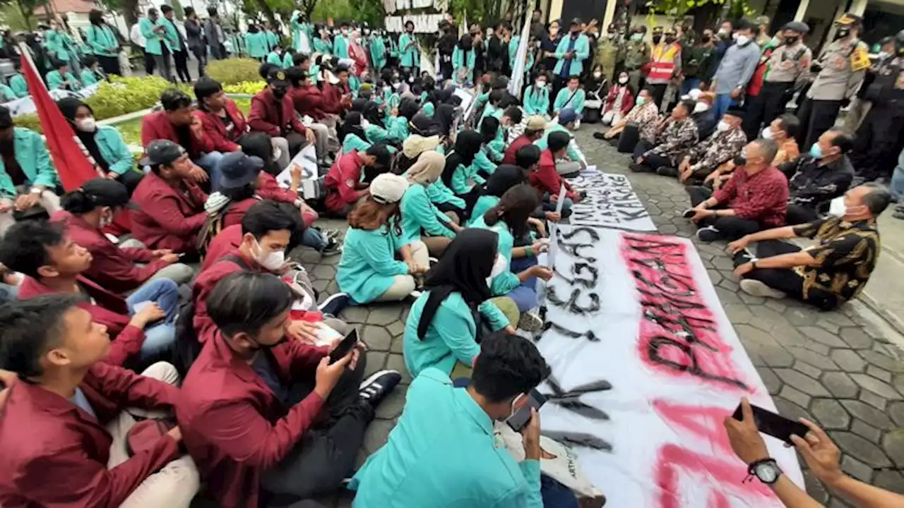 Didemo 150 Mahasiswa, Anggota DPRD Solo Duduk Klesotan Di Trotoar Jalan