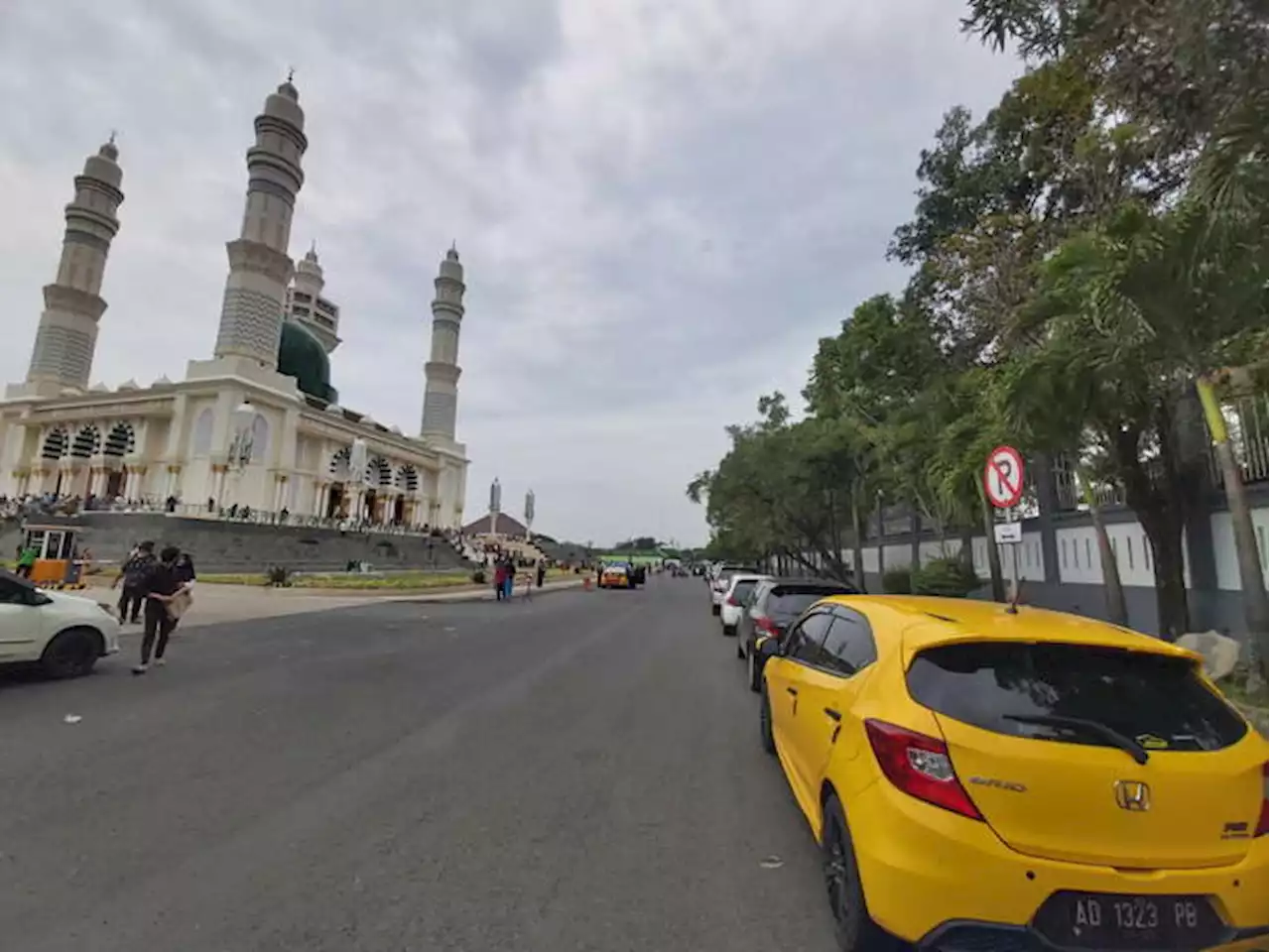 Parkir Jemaah Masjid Agung Madaniyah Karanganyar Luber Hingga Alun-Alun