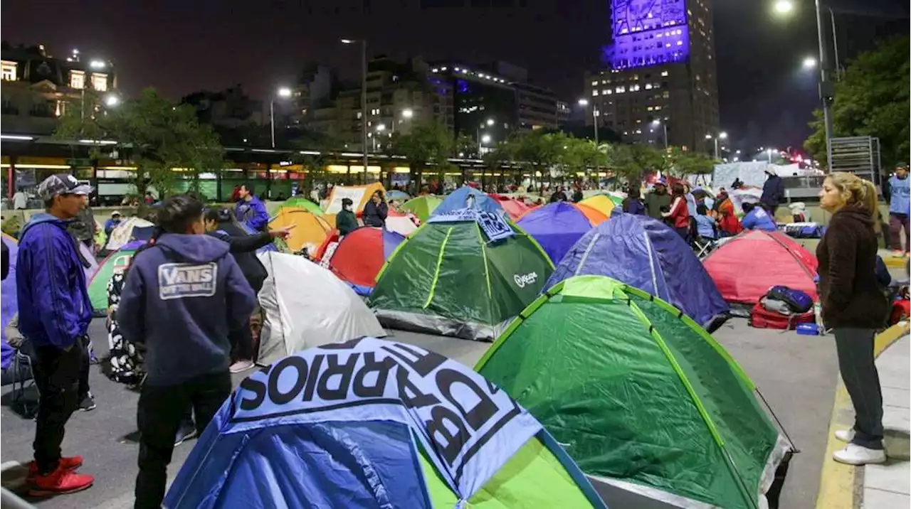 Tercer día de acampe piquetero en la 9 de Julio: pasaron otra noche en la calle y la protesta sigue