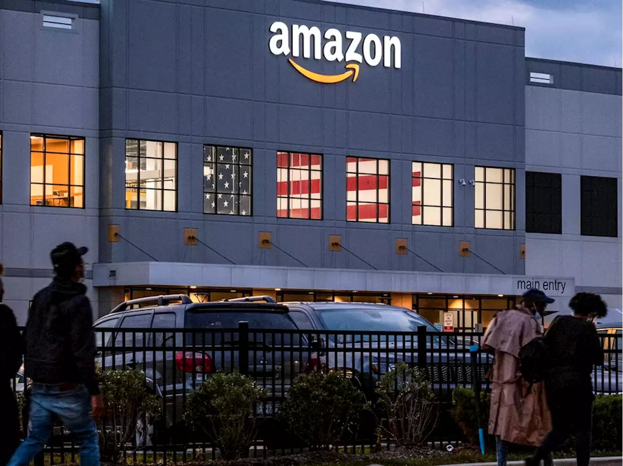 Labor groups close in on Amazon in 2 tight union elections