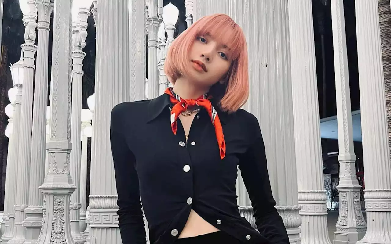 Seksi Banget, Lisa BLACKPINK Tampil Berani Umbar Pinggang Semut di Pemotretan