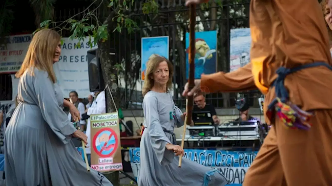 Protestan contra la cesión de un edificio de una escuela de sordos al 'Distrito de Vino'