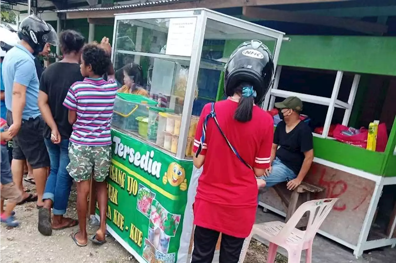 Es pisang ijo dan kue Barongko menu buka puasa diminati warga Biak