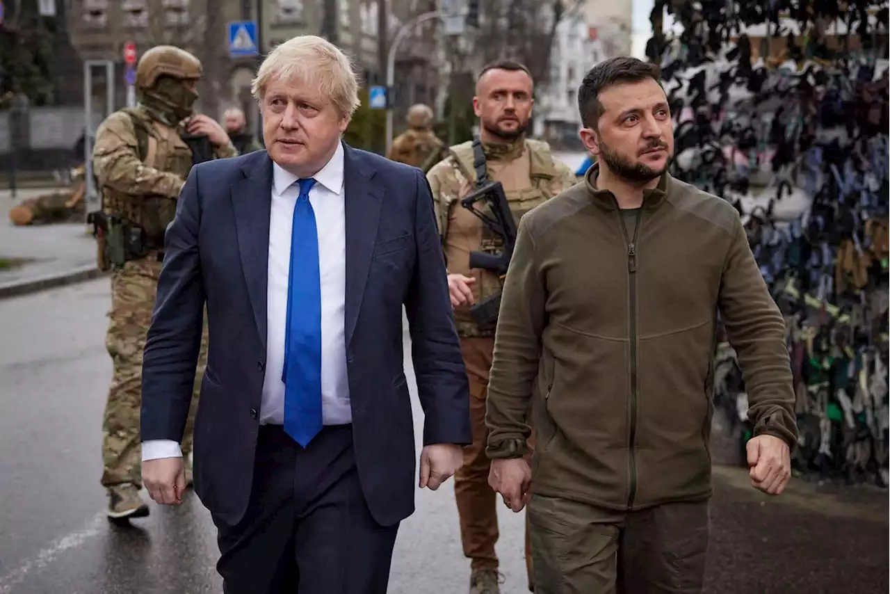 Boris Johnson besucht Kiew und sichert Selenskyj mehr Waffen zu