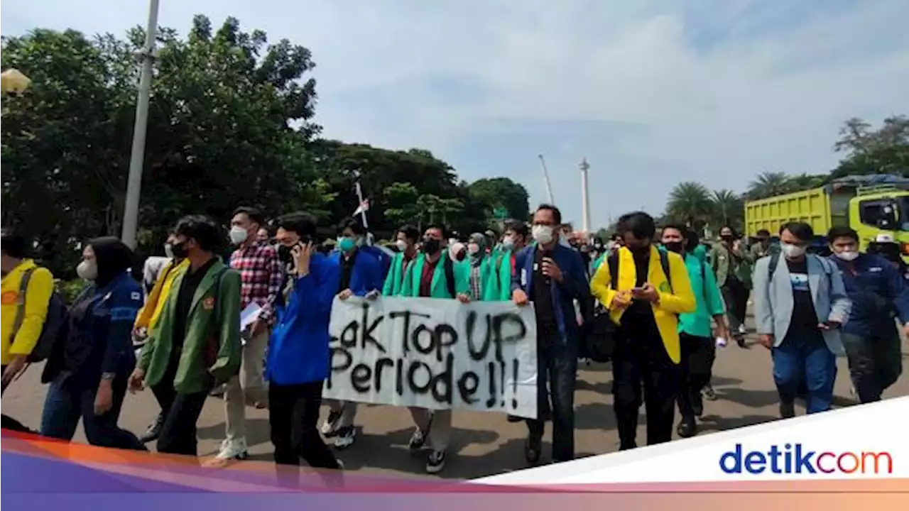 BEM UI Gelar Demo di Patung Kuda, Bawa Spanduk 'Tolak Top Up Periode'