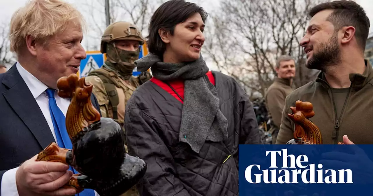 Ceramic cockerels surprise Boris Johnson and Volodymyr Zelenskiy on Kyiv walk