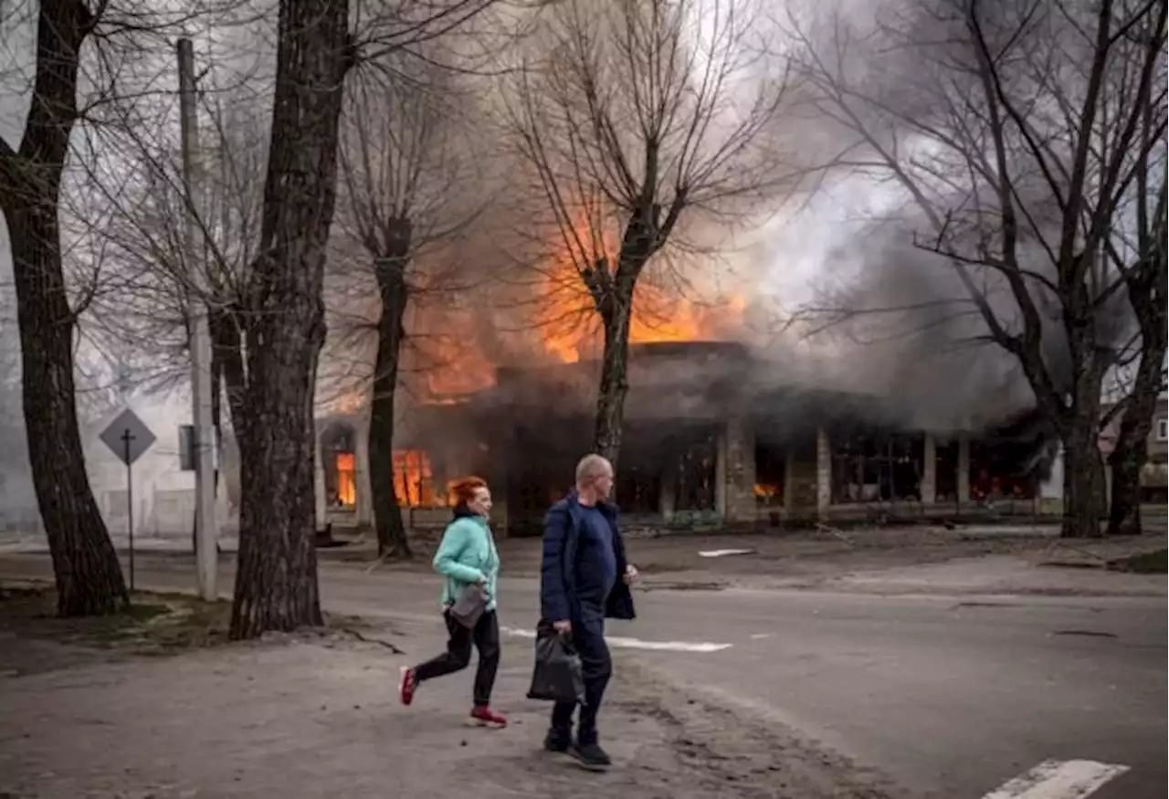 Civilians flee eastern Ukraine after deadly railway station attack