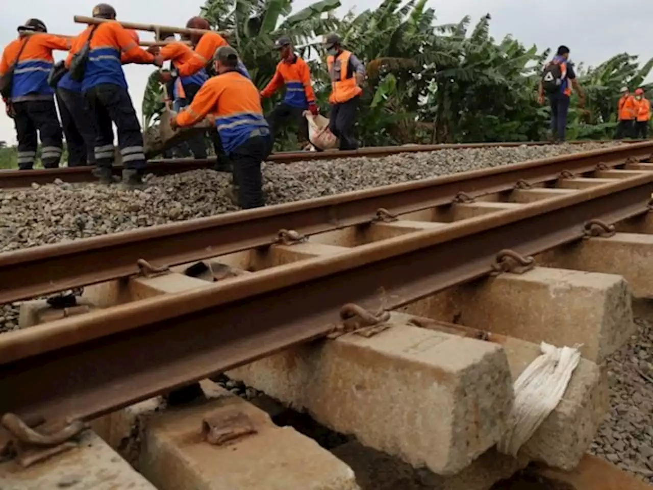 KAI Geram, Anak-anak Cirebon Hobi Bikin Senjata Tajam di Rel Kereta