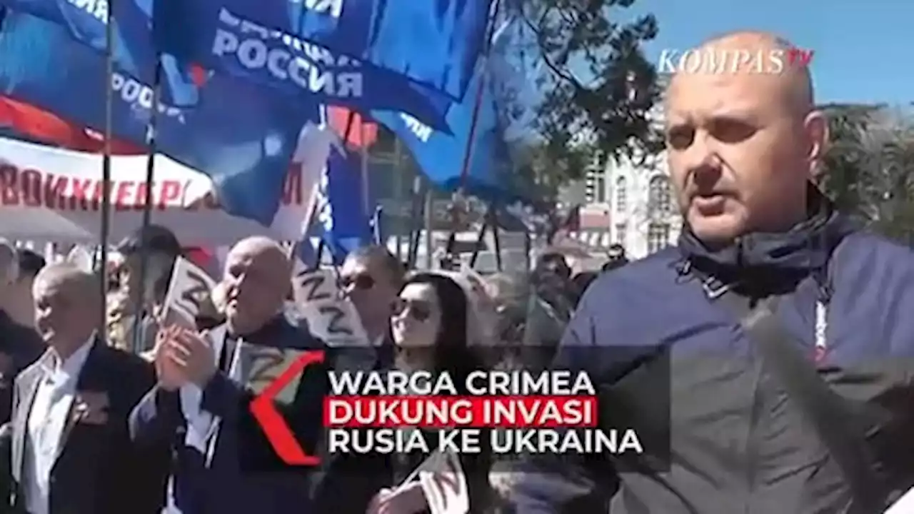 Bawa Bendera dan Spanduk, Warga Crimea Turun ke Jalan Dukung Invasi Rusia ke Ukraina