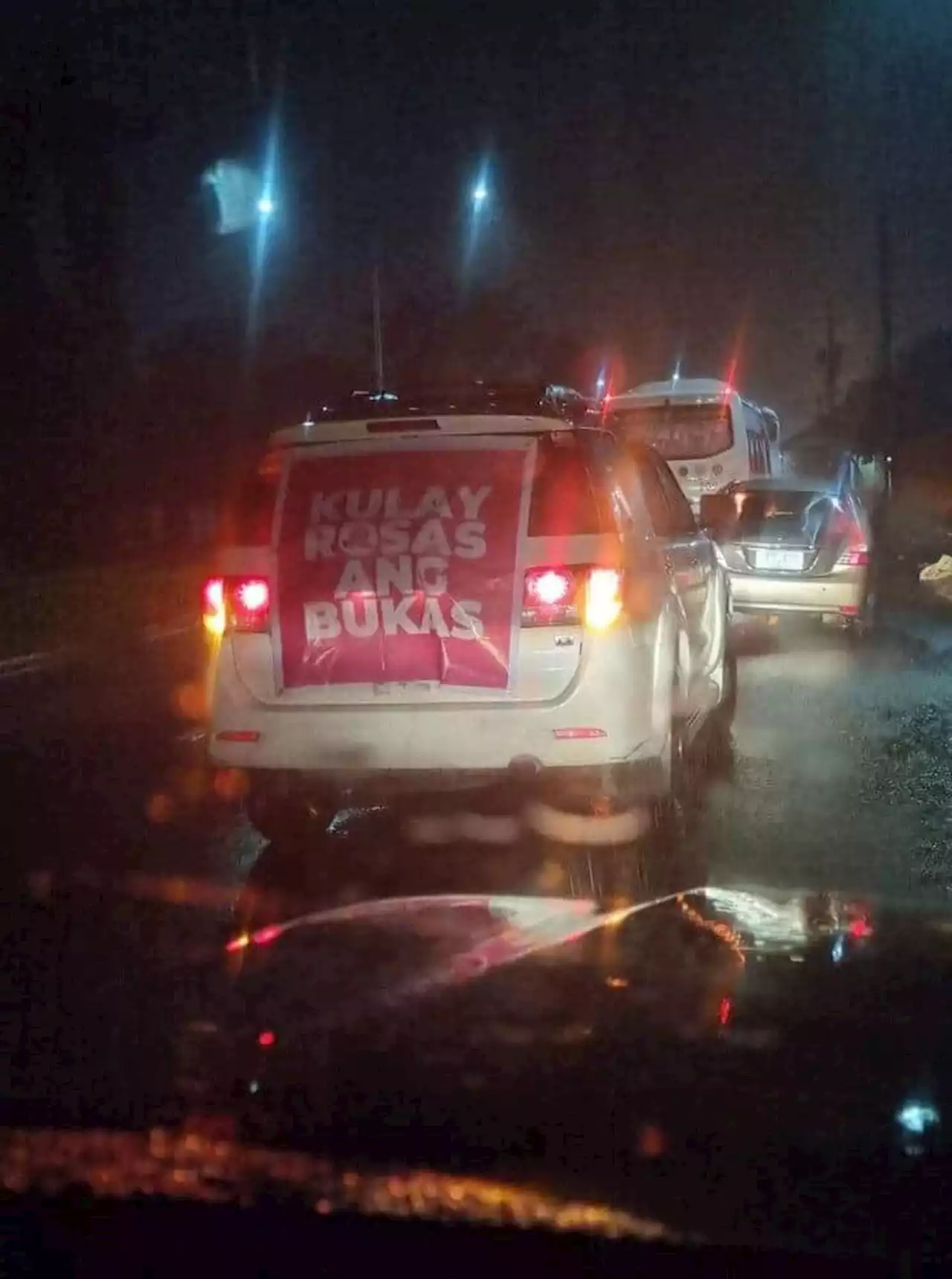 Volunteers, Leni supporters ferry BBM-Sara supporters left stranded by heavy rains in Tacloban City