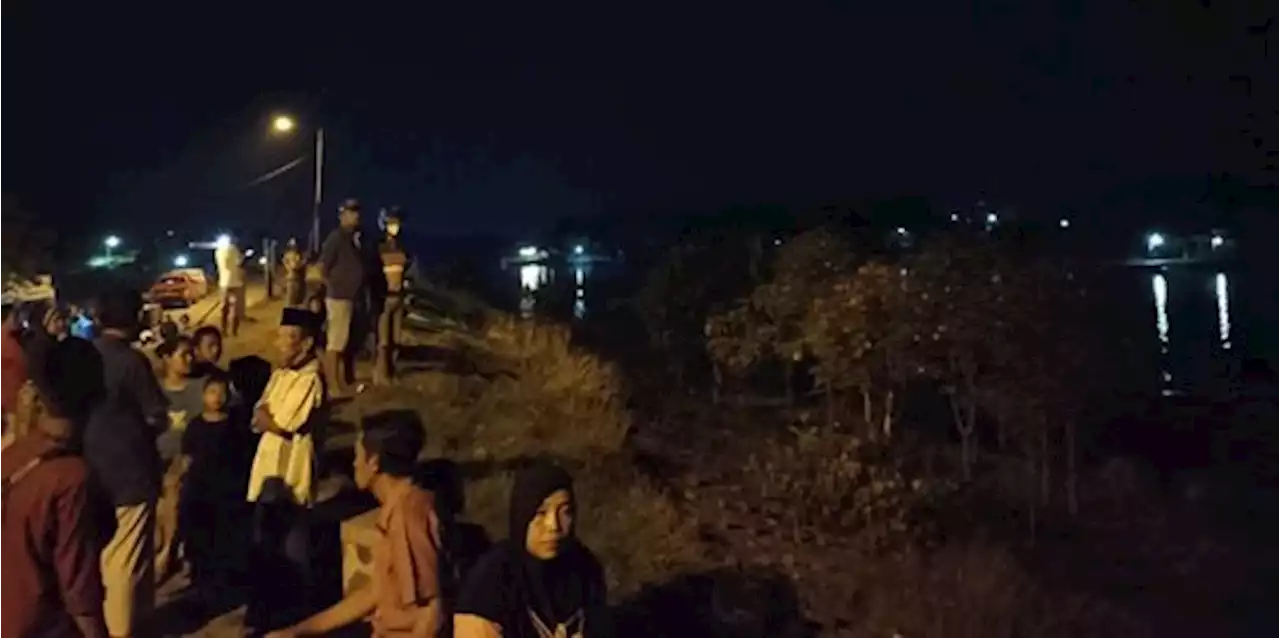 Satu Keluarga Jatuh ke Sungai Brantas saat Naik Perahu, Sang Ibu Ditemukan Tewas | merdeka.com