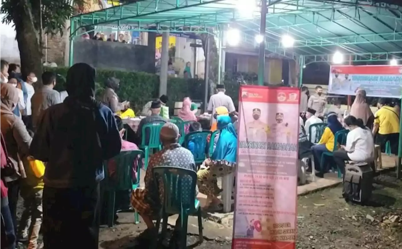 Polres Semarang Layani Vaksinasi Booster di Masjid Usai Tarawih |Republika Online