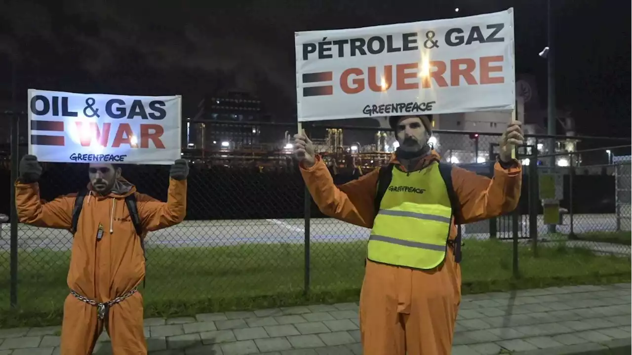 Guerre en Ukraine : Greenpeace bloque à Anvers un pétrolier venu de Russie