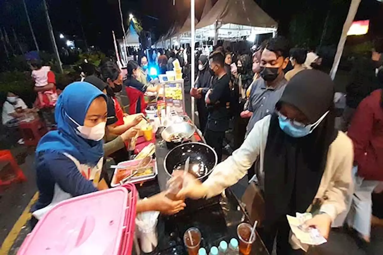 Buka Lagi, Foto-Foto Night Market Ngarsopuro Solo Dibanjiri Pengunjung