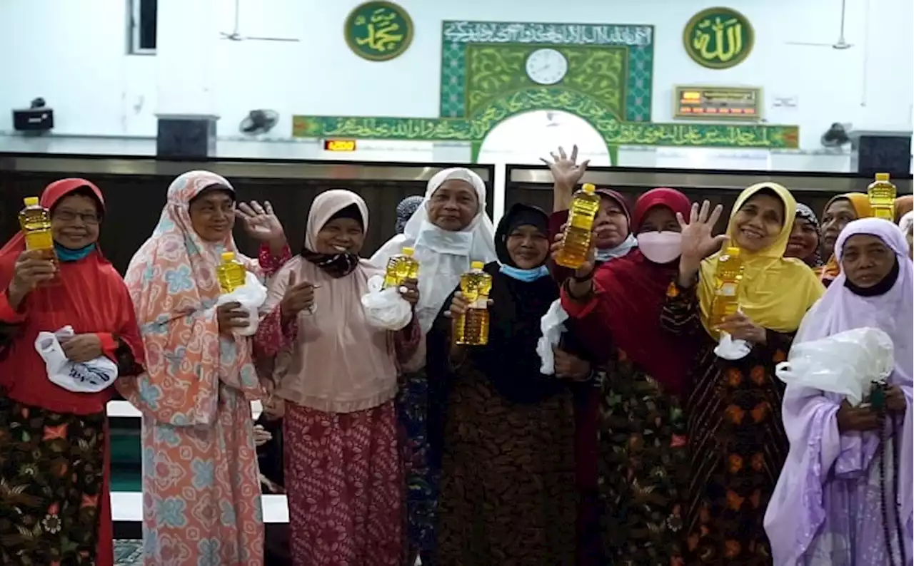 Habis Tarawih, Jemaah Masjid di Sragen Dapat Jaburan Minyak Goreng