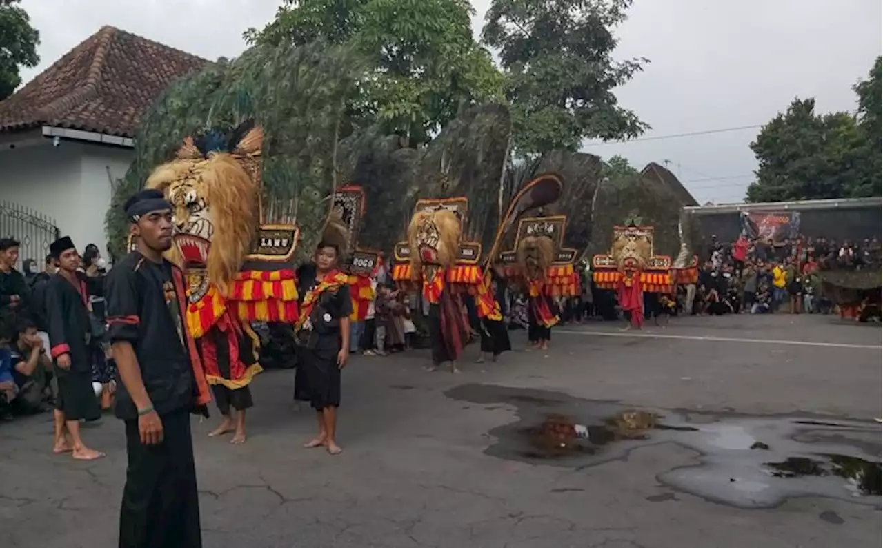 Malaysia Daftarkan Reog ke UNESCO, Ratusan Seniman Karanganyar Beraksi