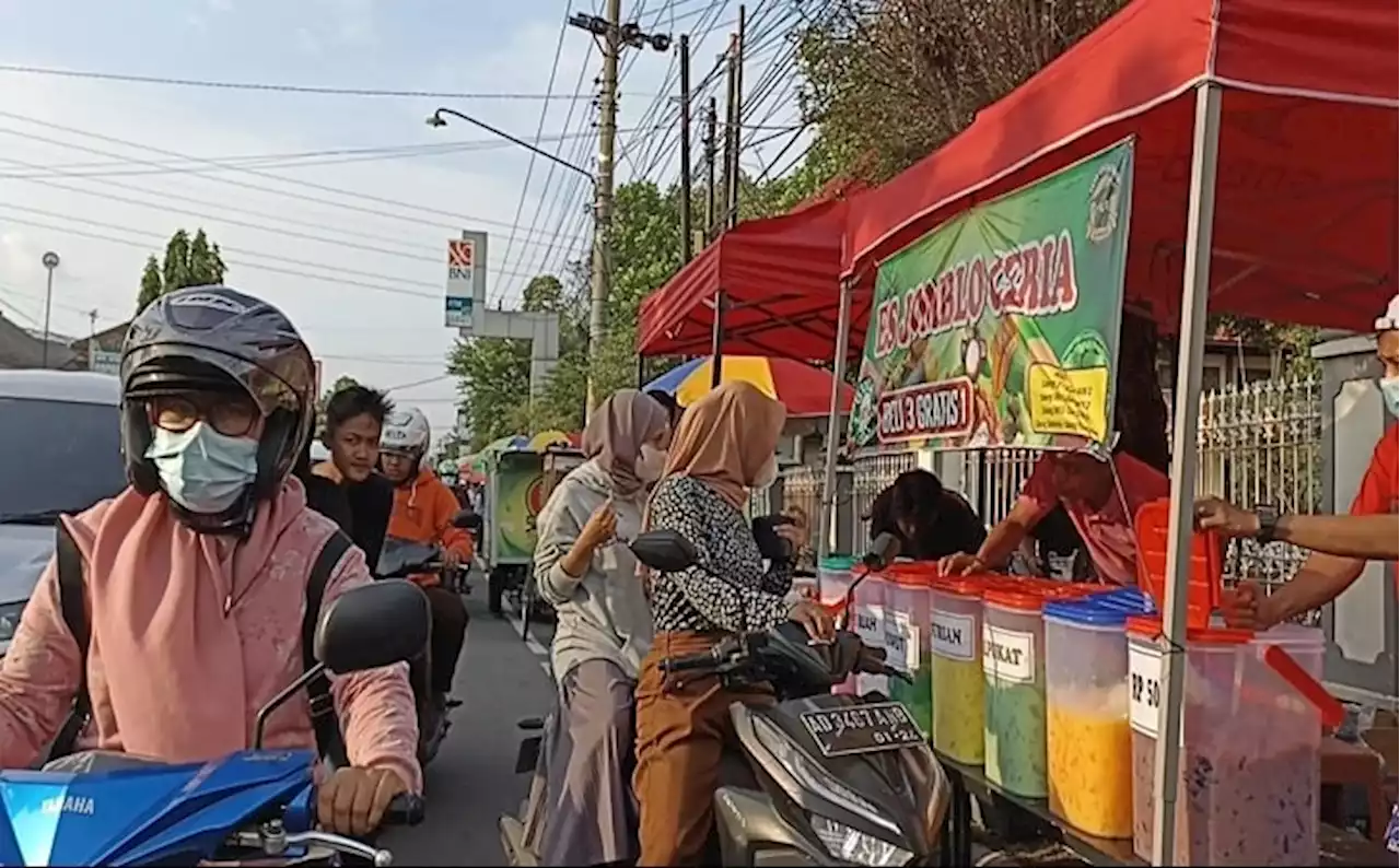 UMS Solo, Pasar Takjil Terlengkap: Semua Dapat Berkah