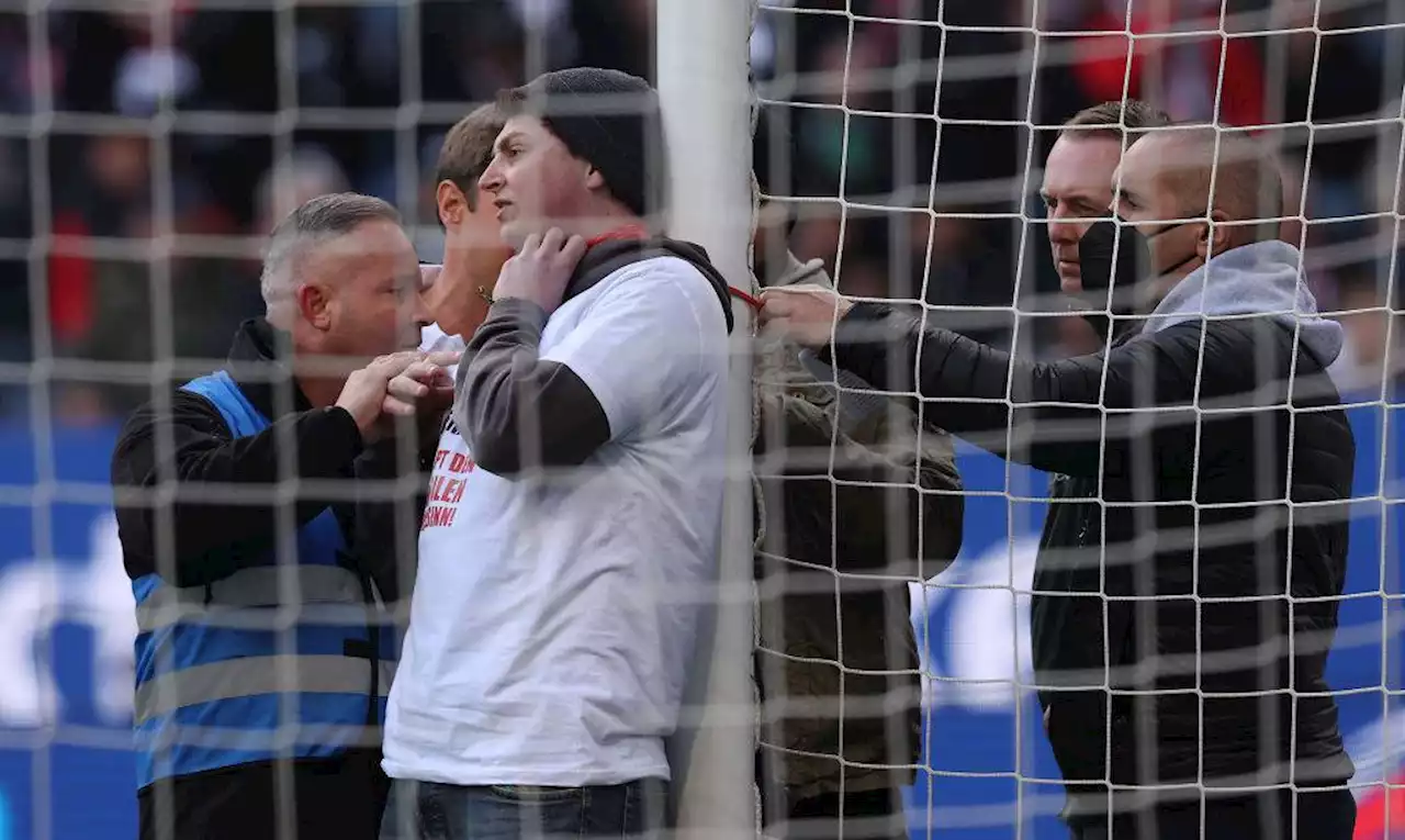 Dos personas se ataron a los palos de la cancha durante el partido de Eintracht – Friburgo