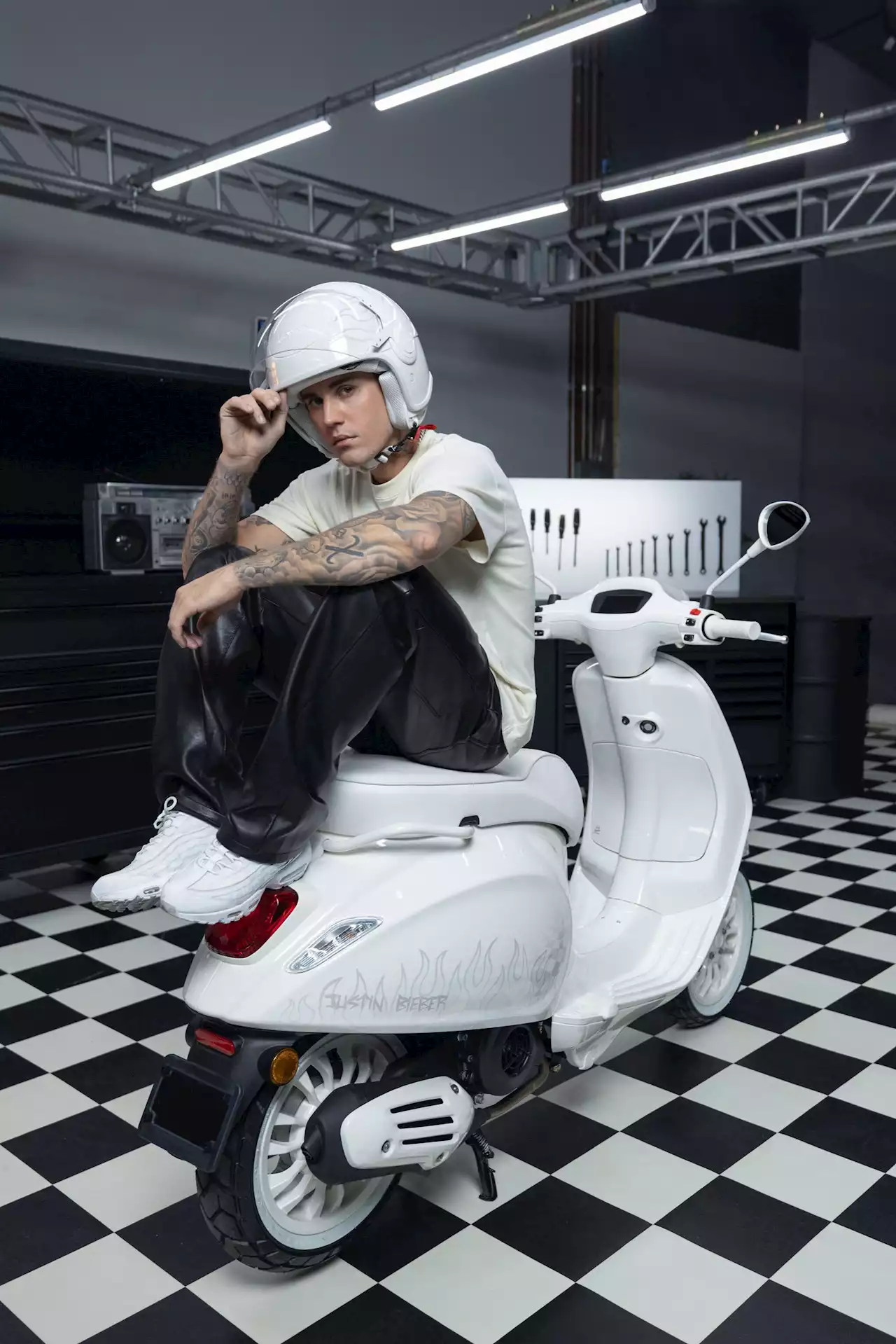 Justin Bieber firma un nuovo modello di Vespa