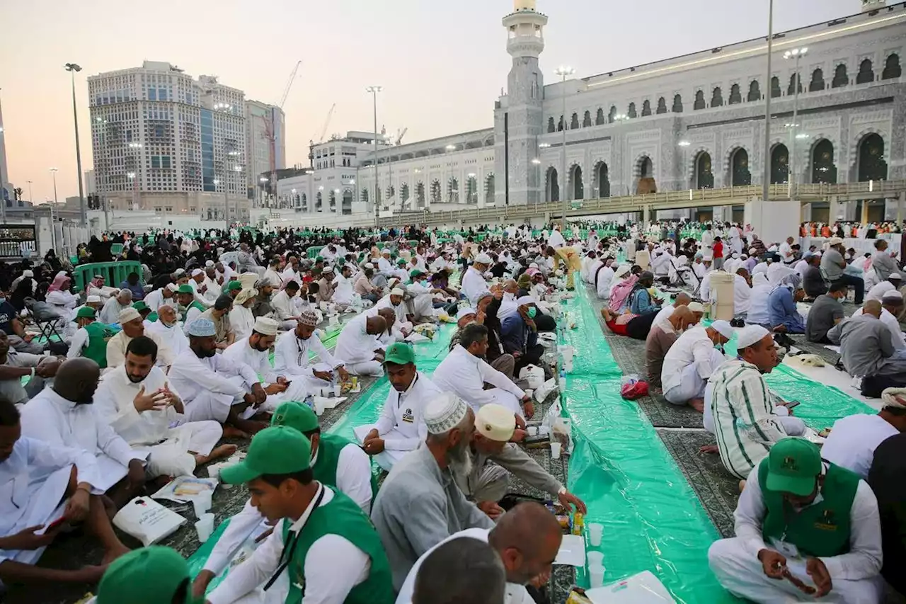 جريدة الرياض | توزيع مليون وجبة لإفطار الصائمين في ساحات المسجد الحرام