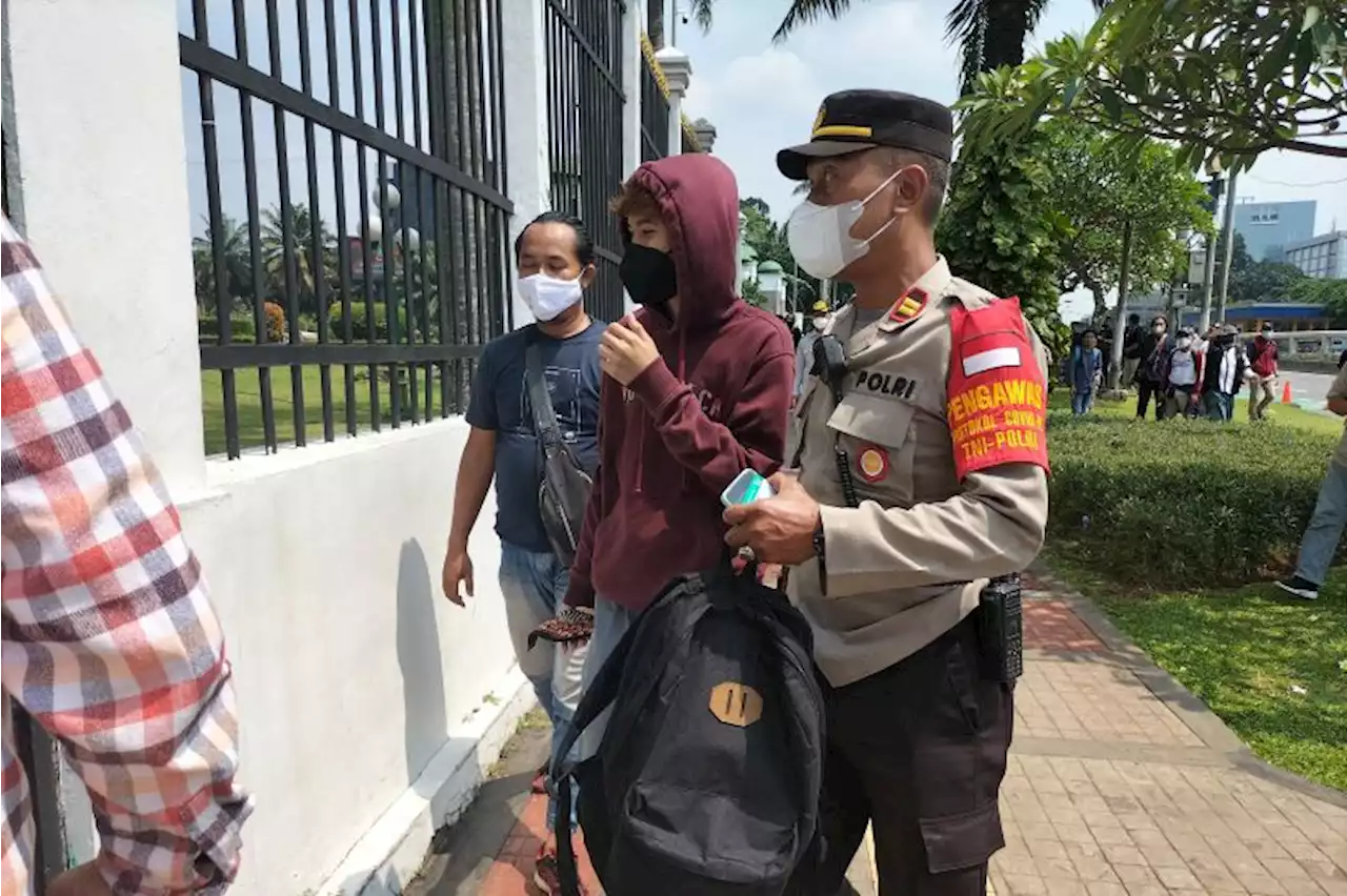 Polisi tangkap pemuda berseragam SMA di gedung DPR RI