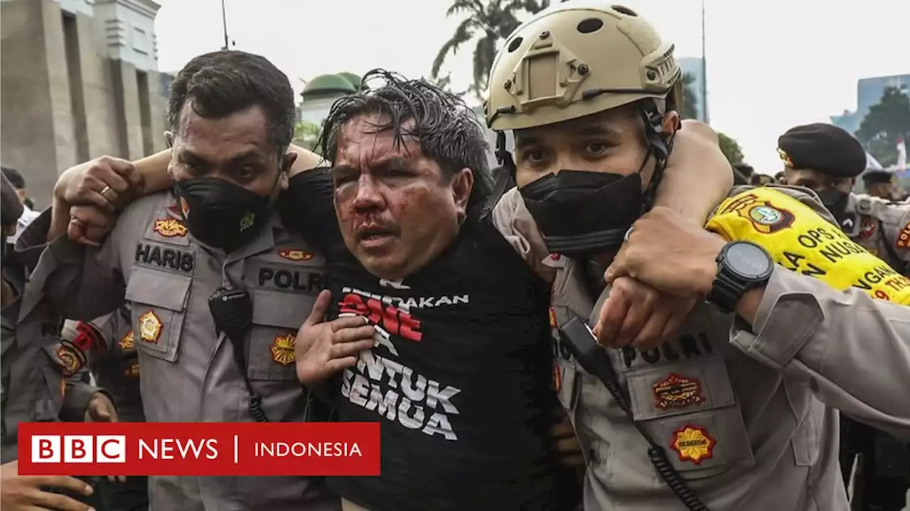 Demo mahasiswa tolak penundaan pemilu diwarnai penganiayaan Ade Armando - BBC News Indonesia