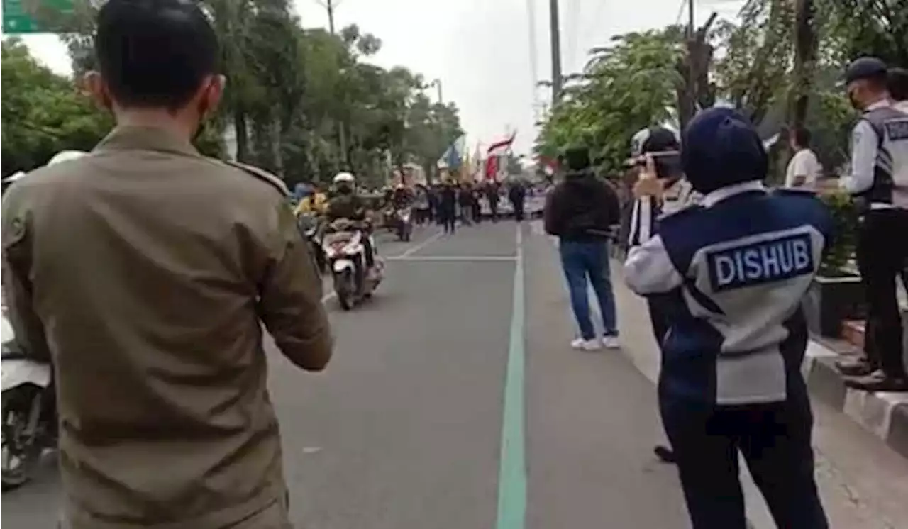 Aparat Keamanan Kawal Demo Mahasiswa BEM Kota Bekasi