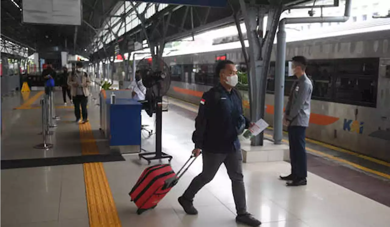 Penumpang Kereta Dapat Naik dari Stasiun Jatinegara Antisipasi Demo