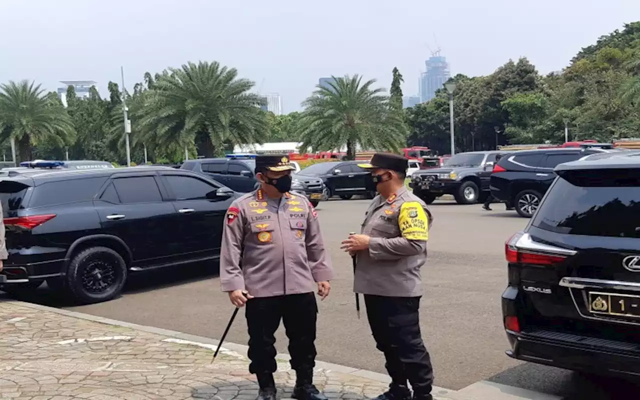 Kapolda Metro Jaya Sebut 6 Anggota Polisi Terluka saat Evakuasi Dosen UI Ade Armando | Kabar24 - Bisnis.com