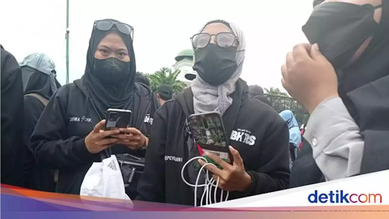 Ibu-ibu Berjaket 'We Are With IBHRS' Ikut Demo Mahasiswa di DPR