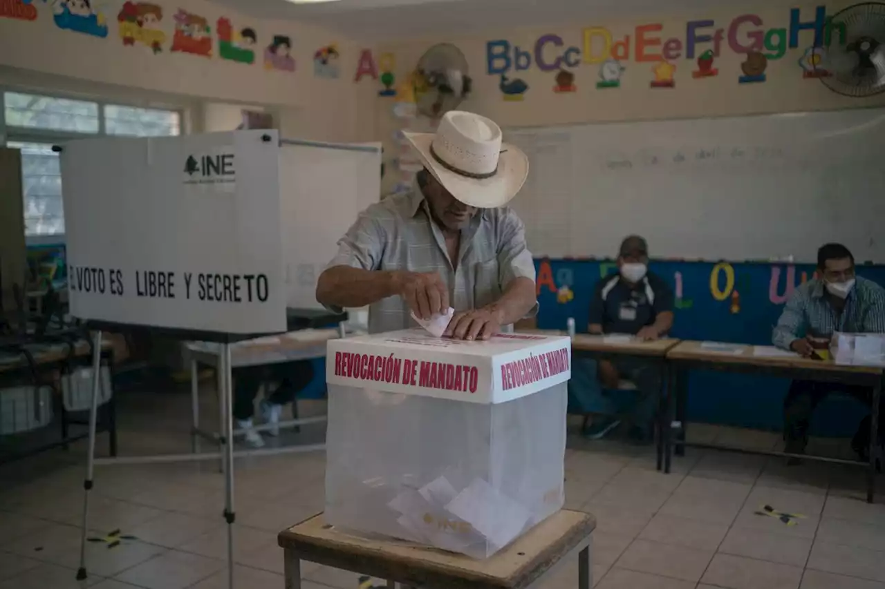 Few Mexicans vote on whether president stays or goes