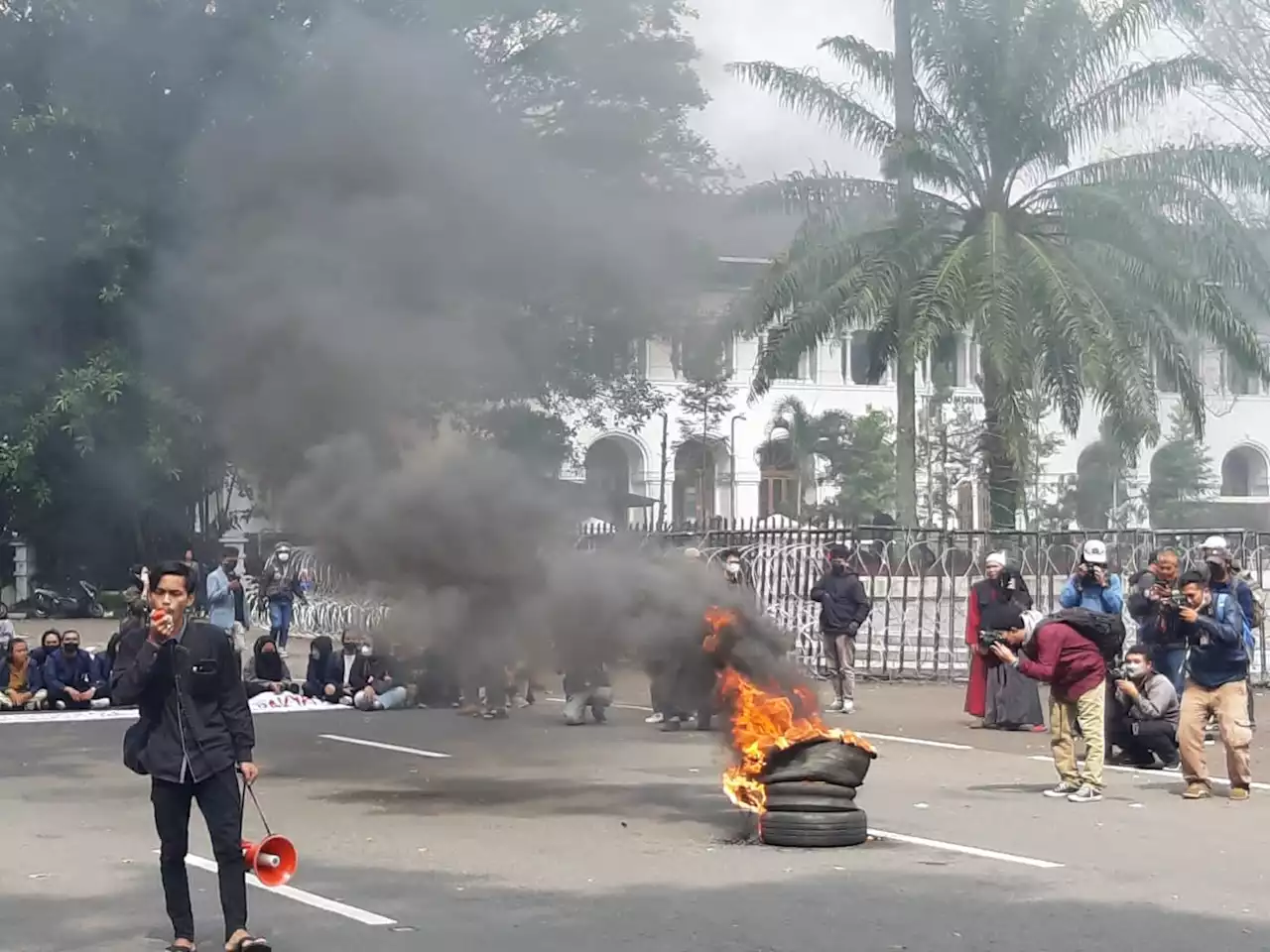 Lihat Aksi Mahasiswa Membakar Ban di Halaman Gedung Sate, Polisi Siaga