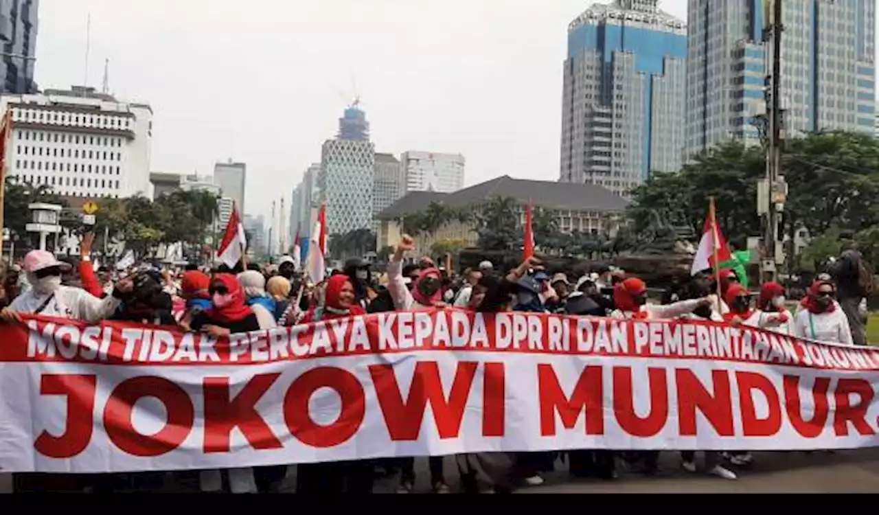 Massa Gabungan Mulai Padati Kawasan Patung Kuda, Bawa Spanduk 'Jokowi Mundur'