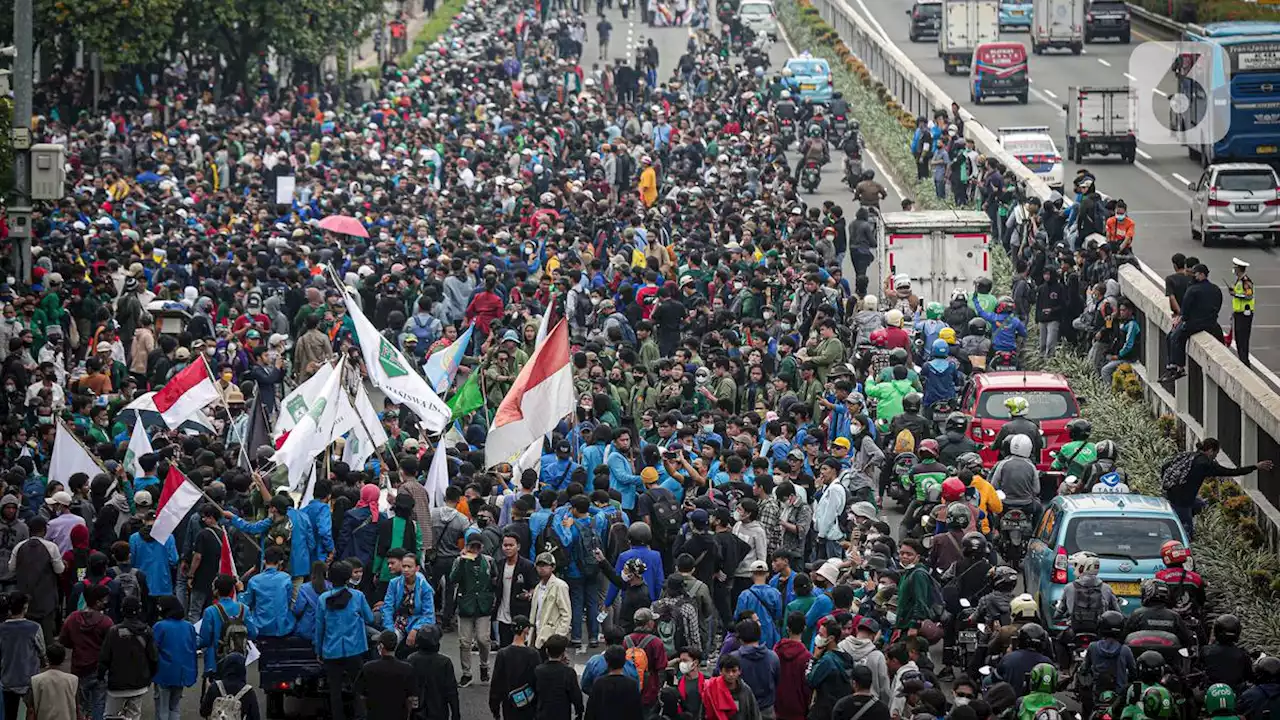 Demo Rusuh di Depan Gedung DPR Berawal dari Lemparan Batu Massa Baju Bebas