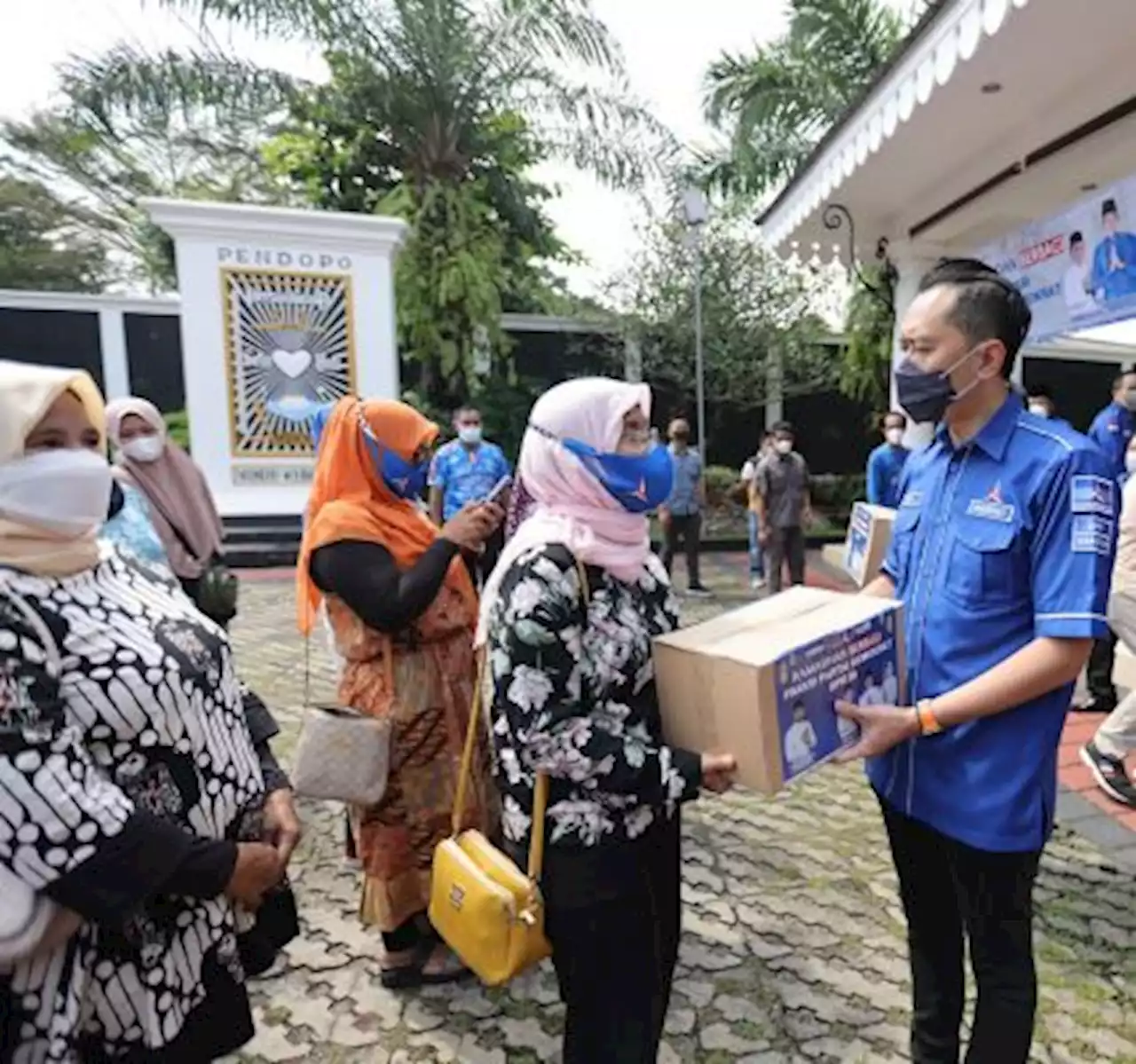 DPR dari Fraksi Partai Demokrat Bagikan Puluhan Ribu Paket Sembako