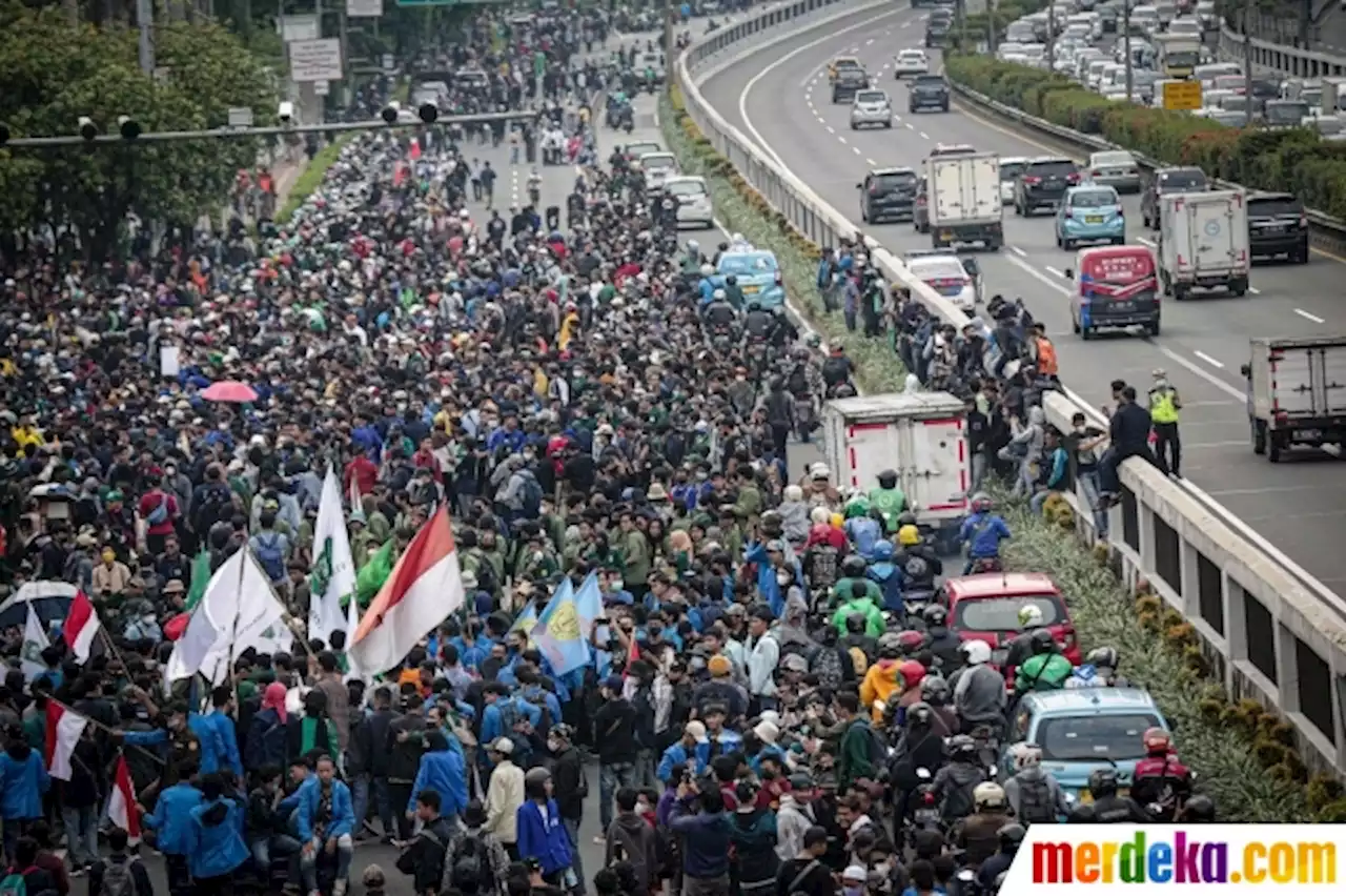 Foto : Pantauan Udara Saat Massa Mahasiswa Geruduk Gedung DPR | merdeka.com