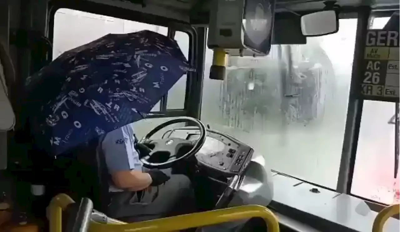 [Video] SITP hecho agua; a chofer le llovió por dentro y debió usar paraguas - Pulzo