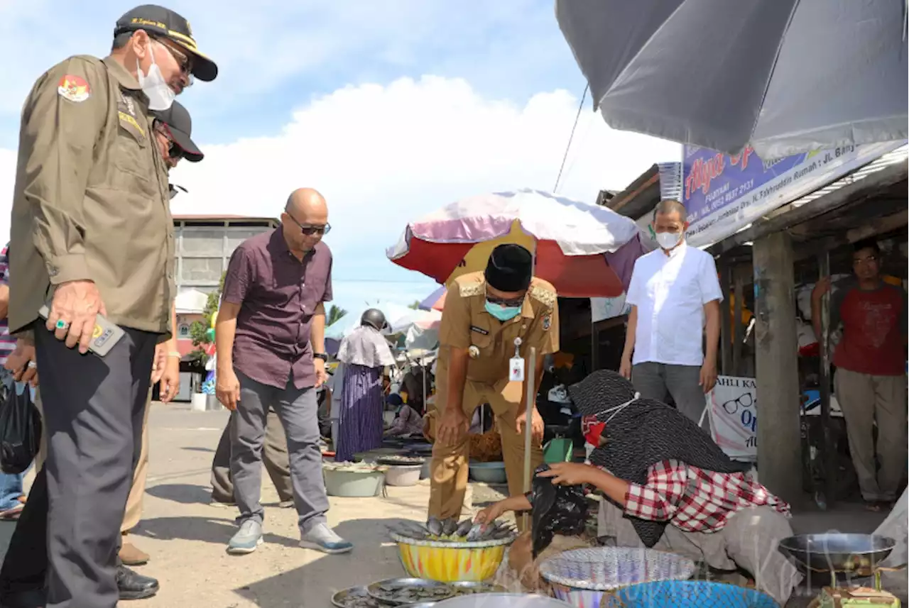 Pedagang Pasar Alabio HSU Terharu dengan Aksi Berbagi Paman Birin |Republika Online