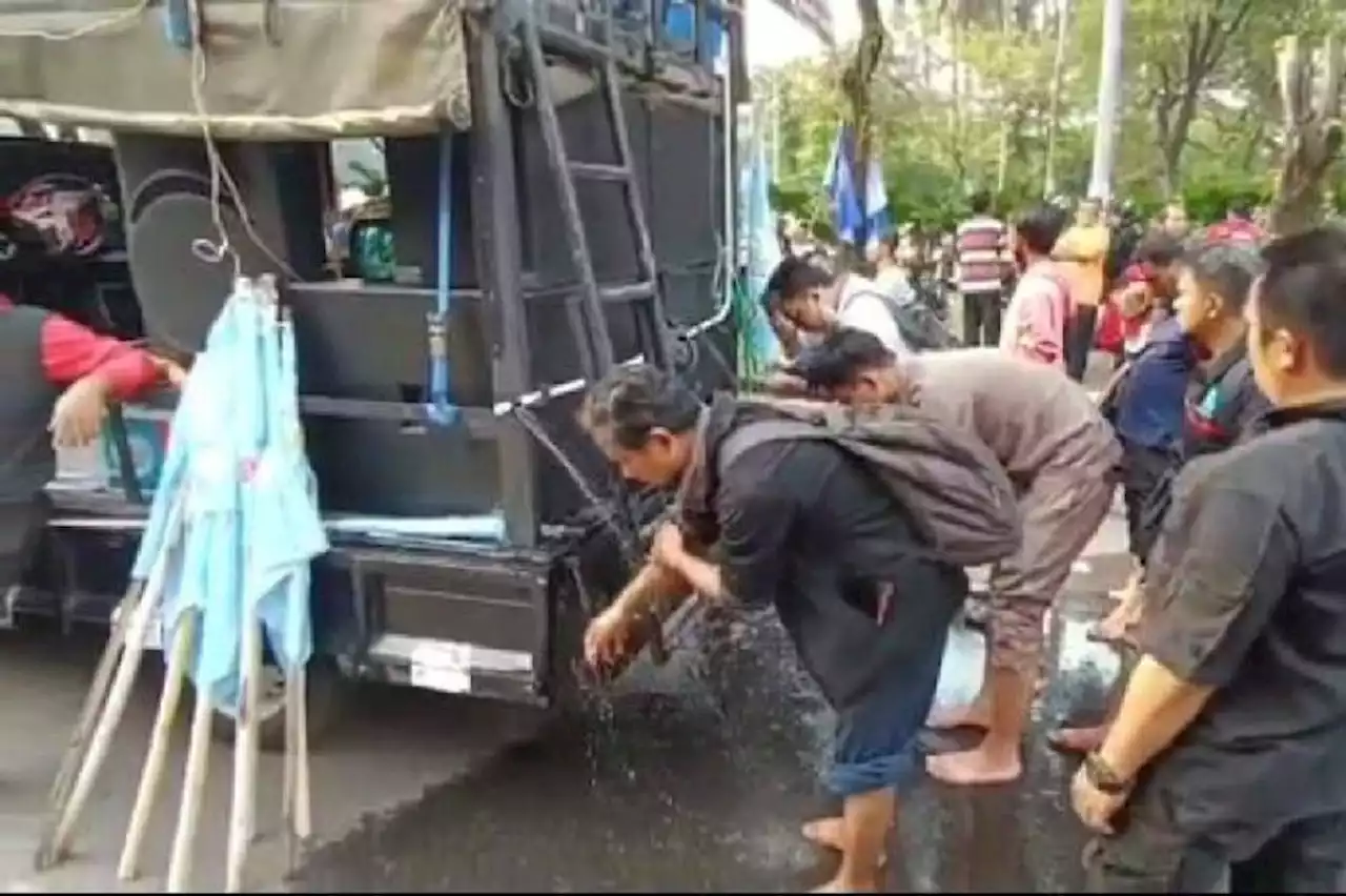 Adzan Ashar di Tengah Massa Aksi 11 April Bikin Suasana Senyap Seketika