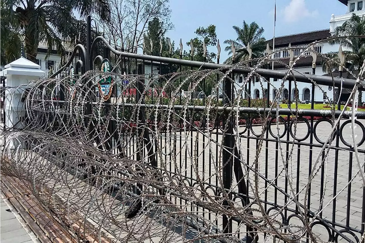 Jelang Demo Penundaan Pemilu, Pagar Gedung Sate dan DPRD Dipasang Kawat Berduri