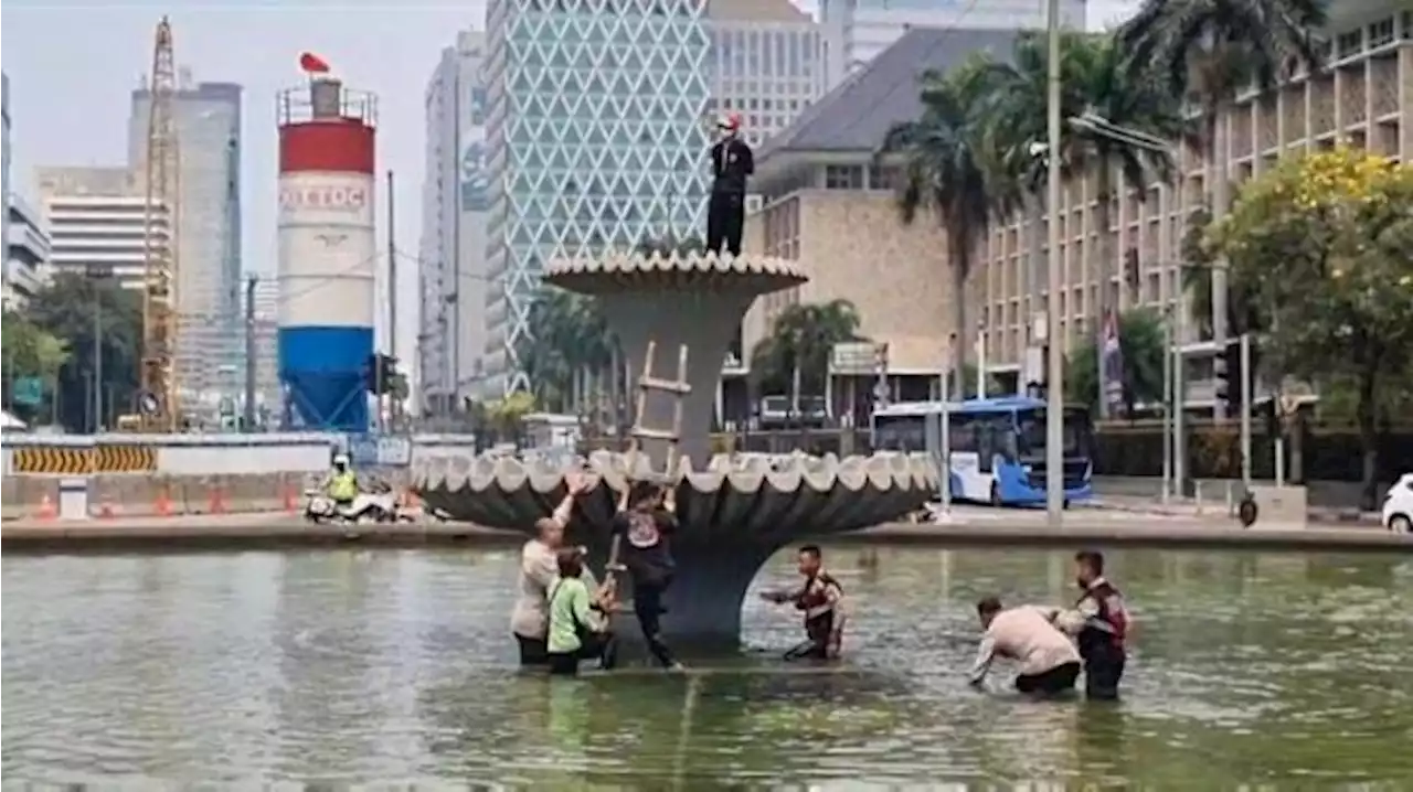 Naik Air Mancur Patung Kuda Saat Demo 11 April, Pria Berbaju Hitam Ditangkap