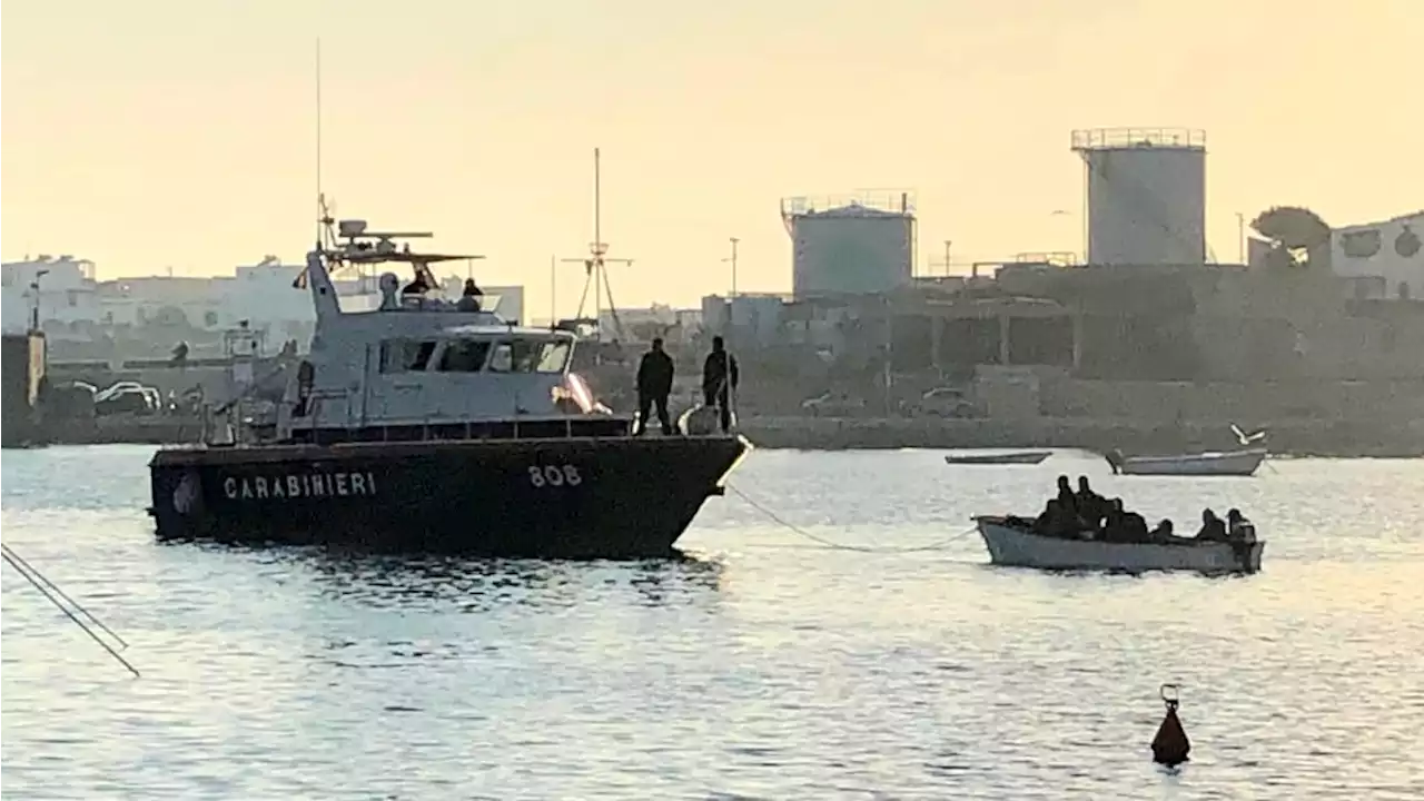 Weekend di sbarchi a Lampedusa: l'hotspot è già al collasso