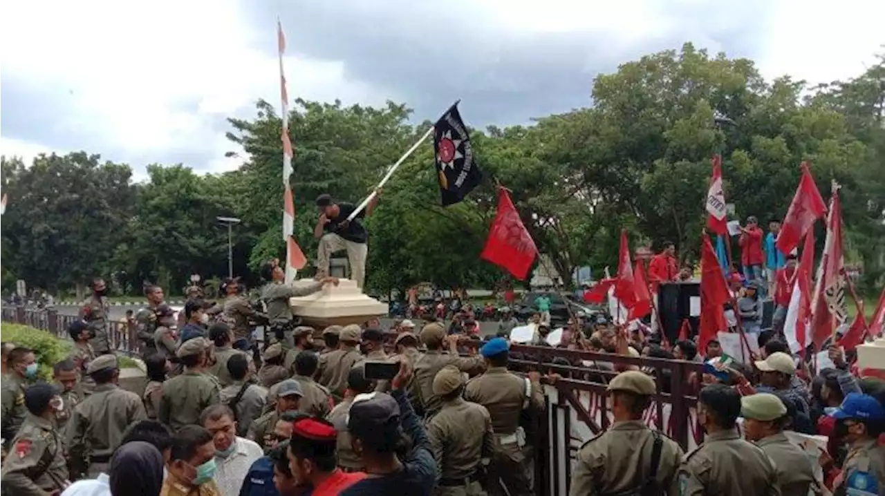 Pegawai Masuk ke Kantor Bupati Halmahera Utara Lewat Pintu Belakang, Pintu Utama Diboikot Pendemo - Tribunternate.com