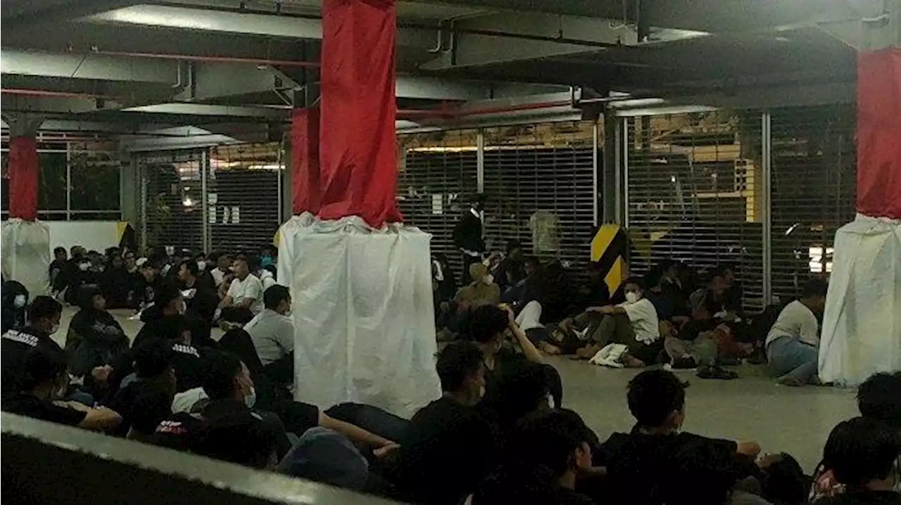 Ratusan Terduga Perusuh Aksi Mahasiswa 11 April Diamankan Polda Metro, Disuruh Nyanyi Indonesia Raya - Tribunnews.com