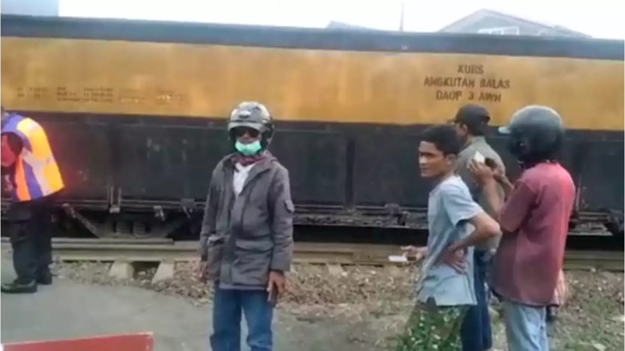 Gerbong Kereta Barang Anjlok di Perlintasan Kadungora Garut