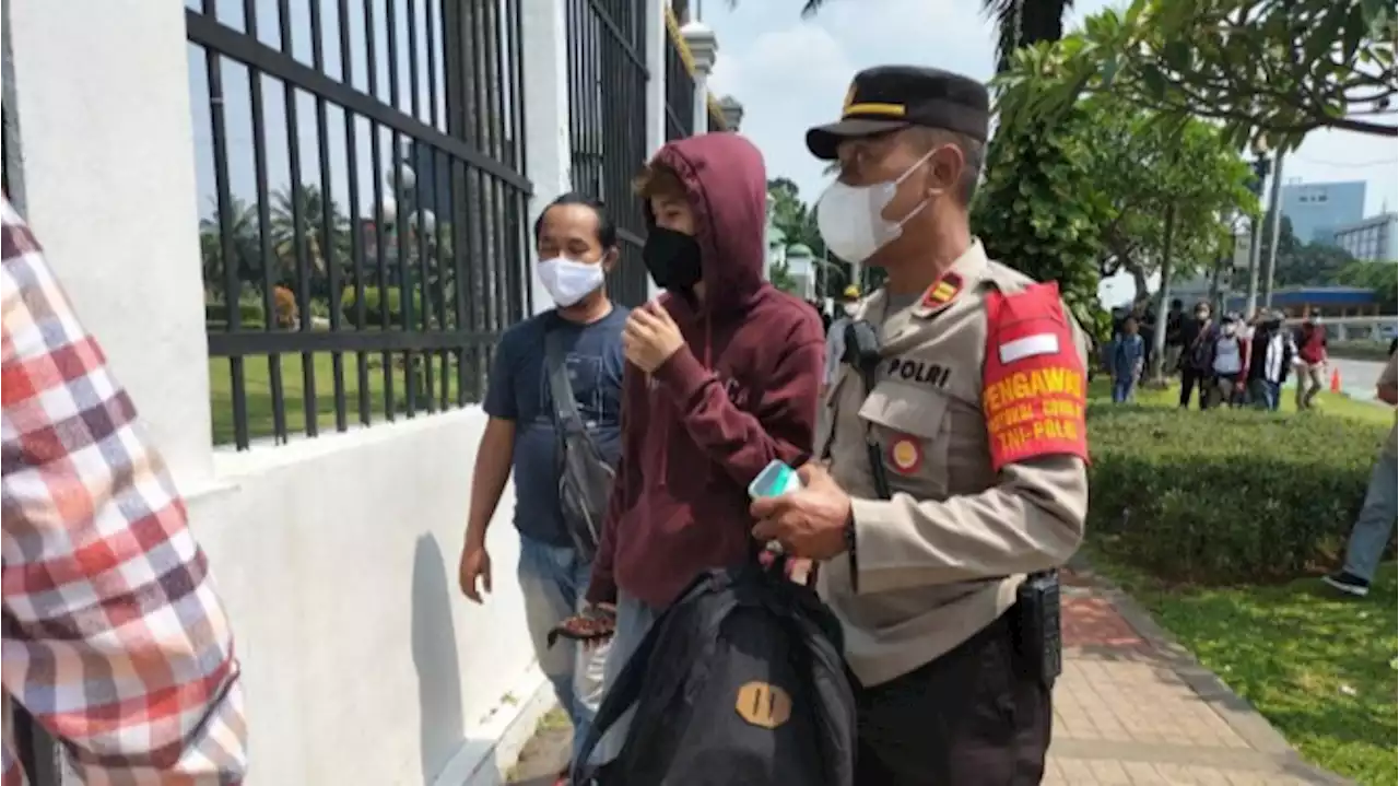 Jelang Aksi 11 April, Polisi Tangkap Pemuda Berseragam SMA di Gedung DPR