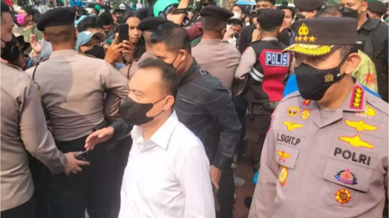 Kapolri dan Wakil Ketua DPR Temui Mahasiswa yang Berdemo