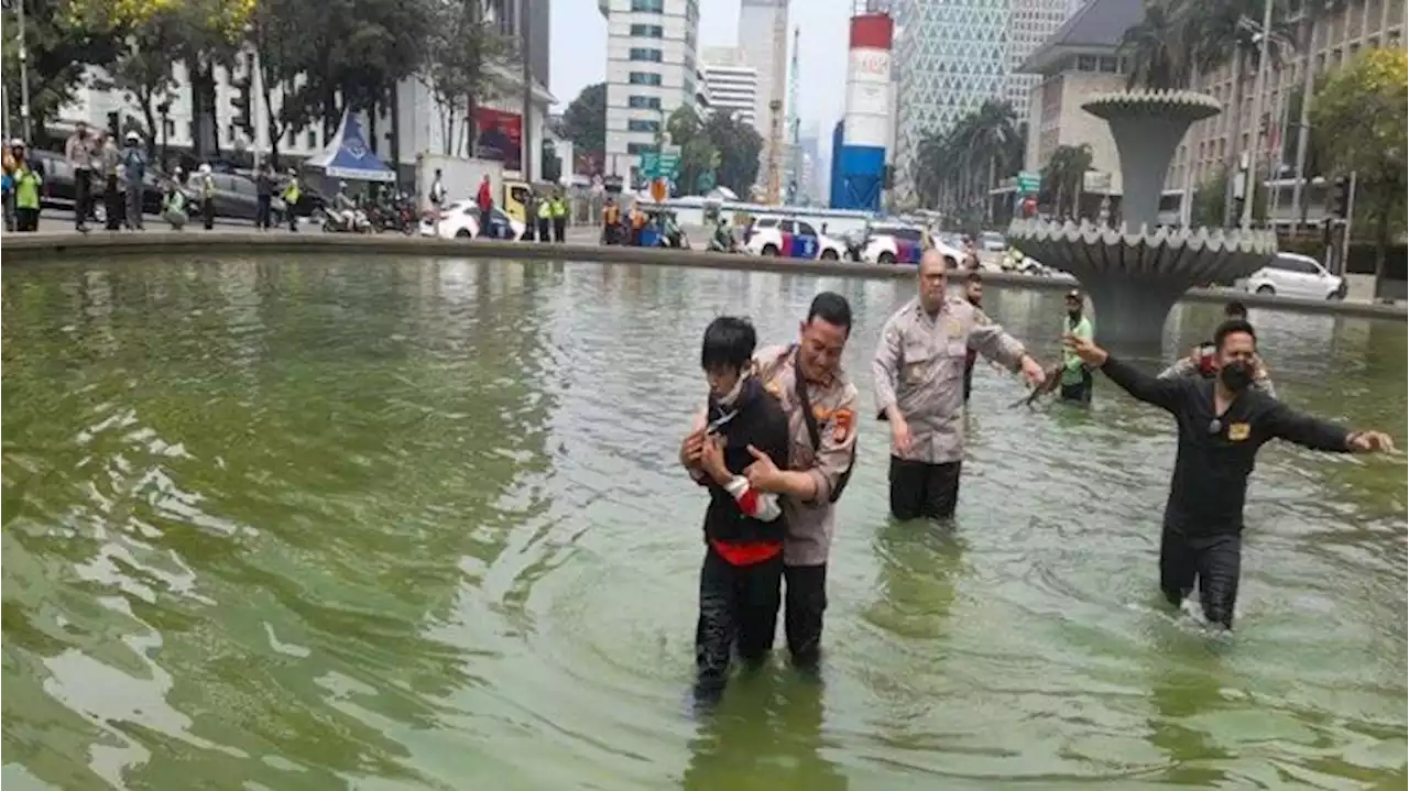 Panjat Air Mancur Dekat Patung Kuda, Seorang Pemuda Ditangkap Polisi