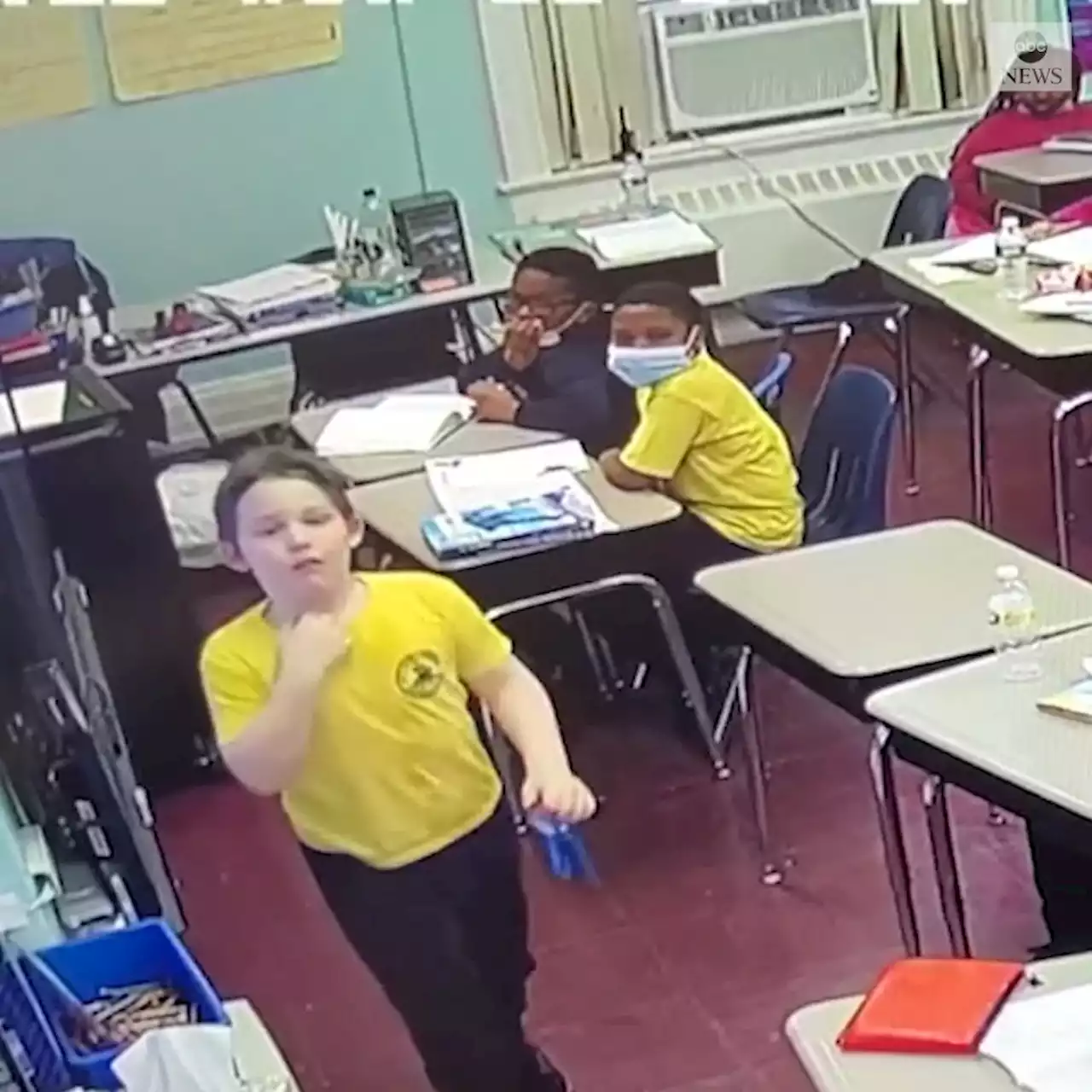 Video Quick-thinking teacher uses Heimlich maneuver to save choking student